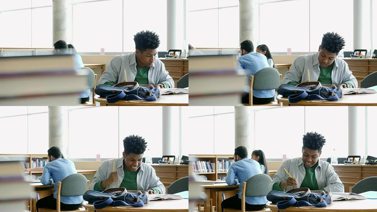 快乐的高中生在校园图书馆学习