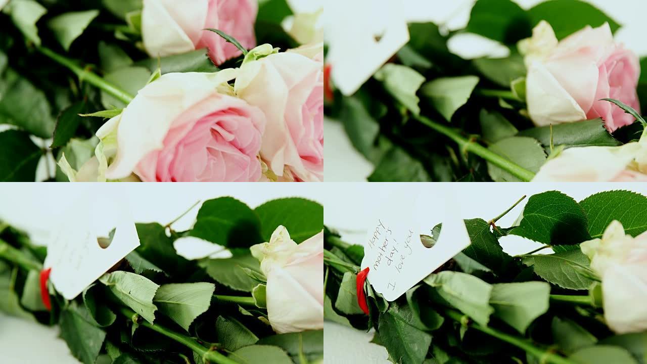 一束粉红玫瑰，带有母亲节快乐标签