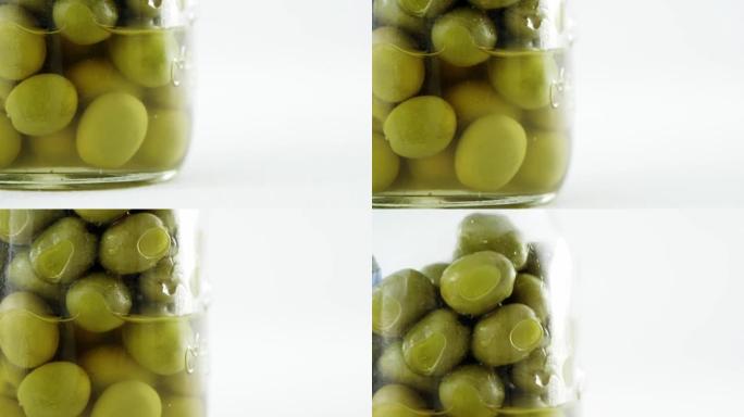 一罐橄榄油腌制的橄榄