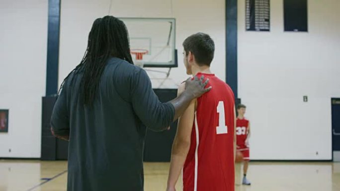 篮球教练在练习中鼓励球员