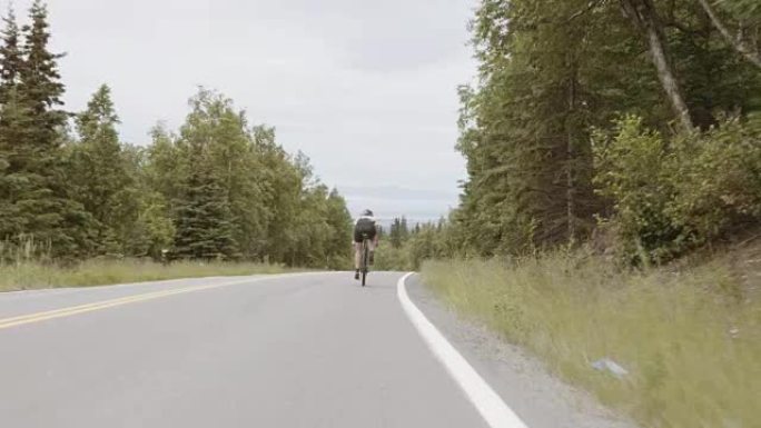 UHD 4K: 乡村道路上坚韧不拔的女自行车手训练