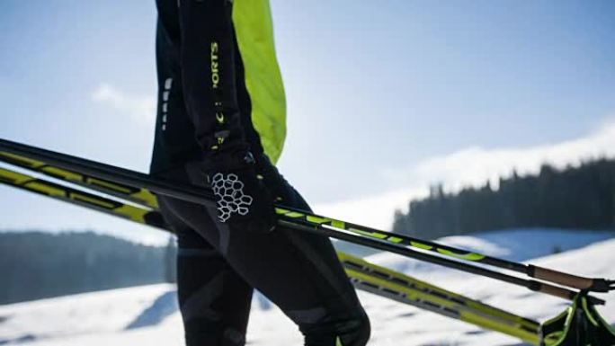 越野滑雪者携带运动器材