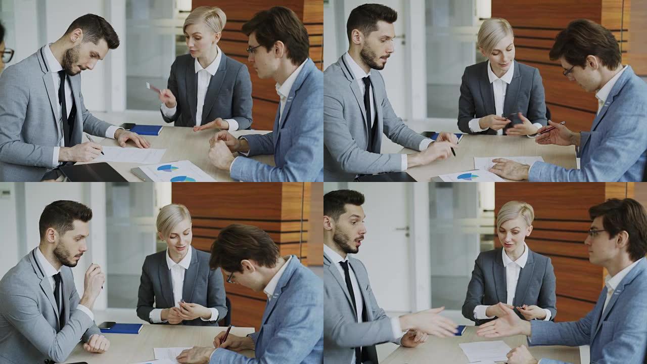 穿着西装的年轻商人与同事签订合同并握手，而公司律师坐在现代的办公室里解释合伙关系的细节