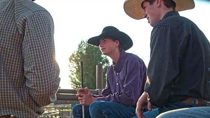 一群年轻的牛仔在美国犹他州一起玩乐