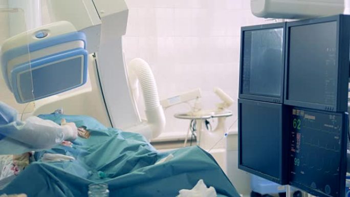 外科医生使用医疗设备移动患者，在医院进行手术。4K。