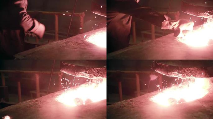 铸造工人控制熔炉中的炼铁