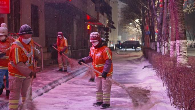 【合集】沈阳环卫工人冬季夜晚清扫道路积雪