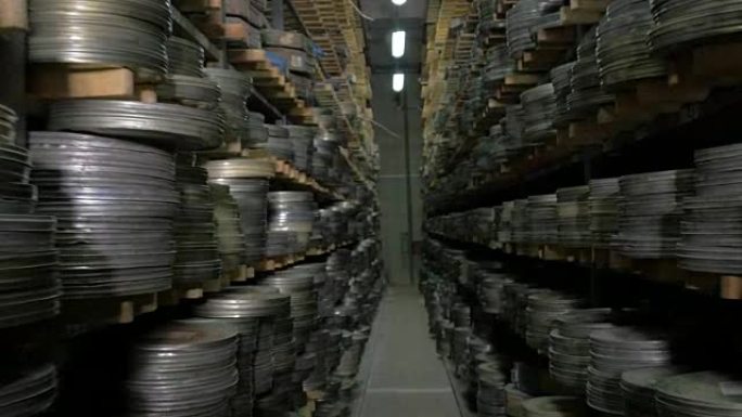 成千上万的电影卷轴被存储在电影档案中。