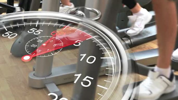 秒表上的图形显示在健身房的交叉训练器上