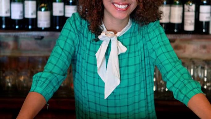 酒吧服务员在酒吧柜台微笑的肖像
