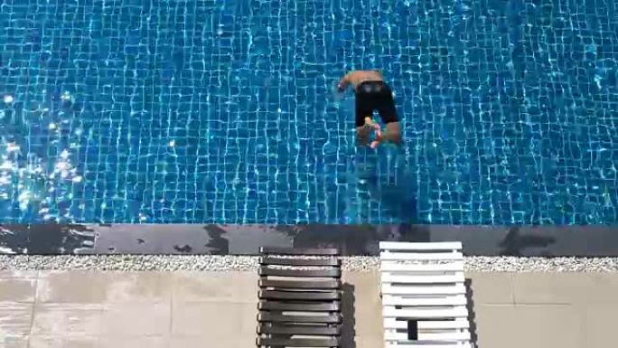 瘦瘦的亚洲男子在潜水游泳前玩电话