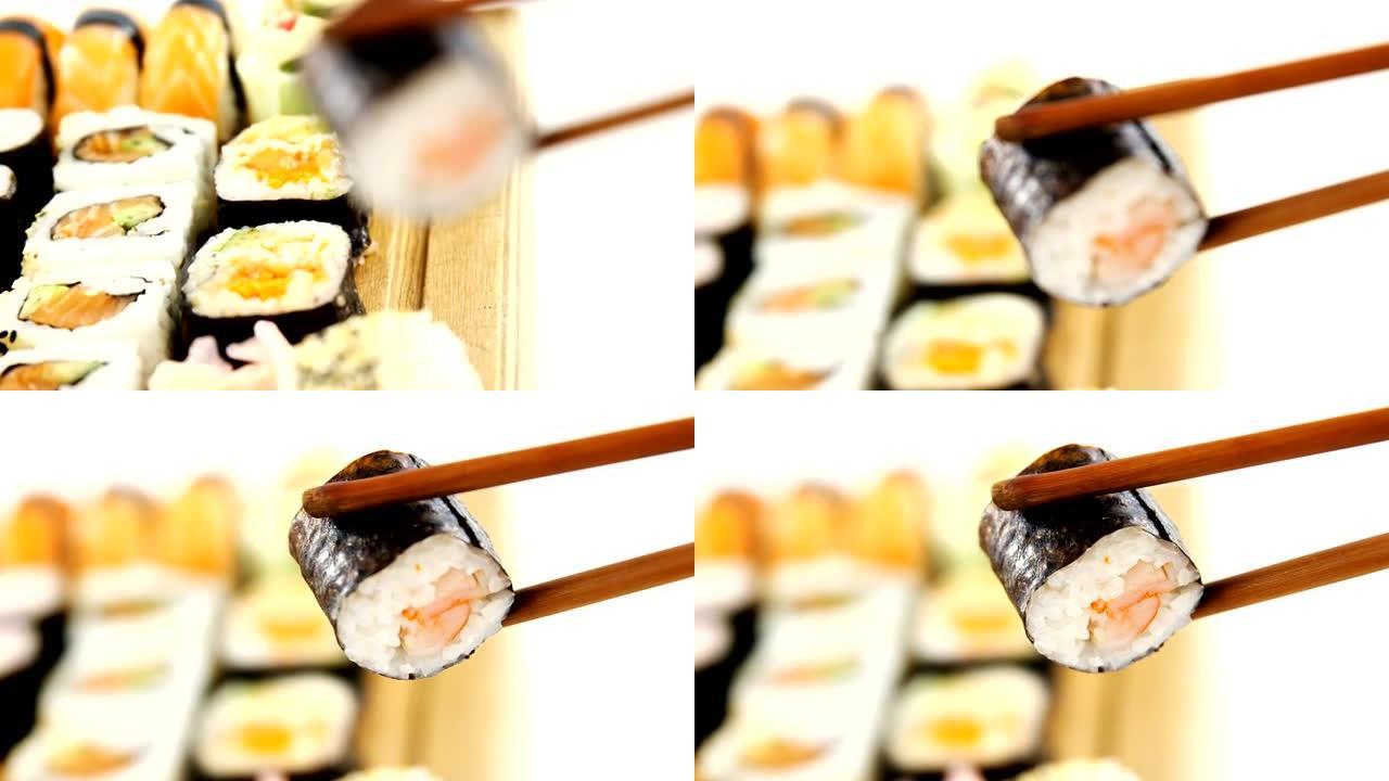 用木筷子拿着Maki寿司