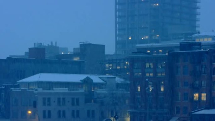 傍晚降雪的城市建筑物