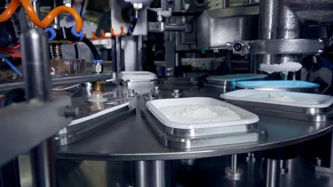 奶酪厂的牛奶产品自动化生产线。