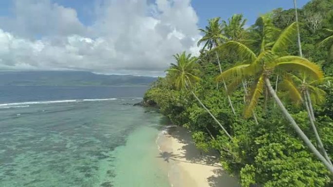 空中震撼的岛屿海岸线被棕榈树和沙滩覆盖