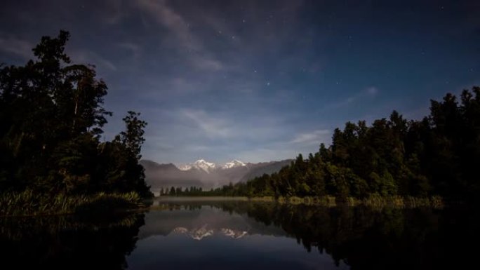 新西兰西海岸马西森湖的银河系和恒星与库克山的时间推移运动和镜子反射湖