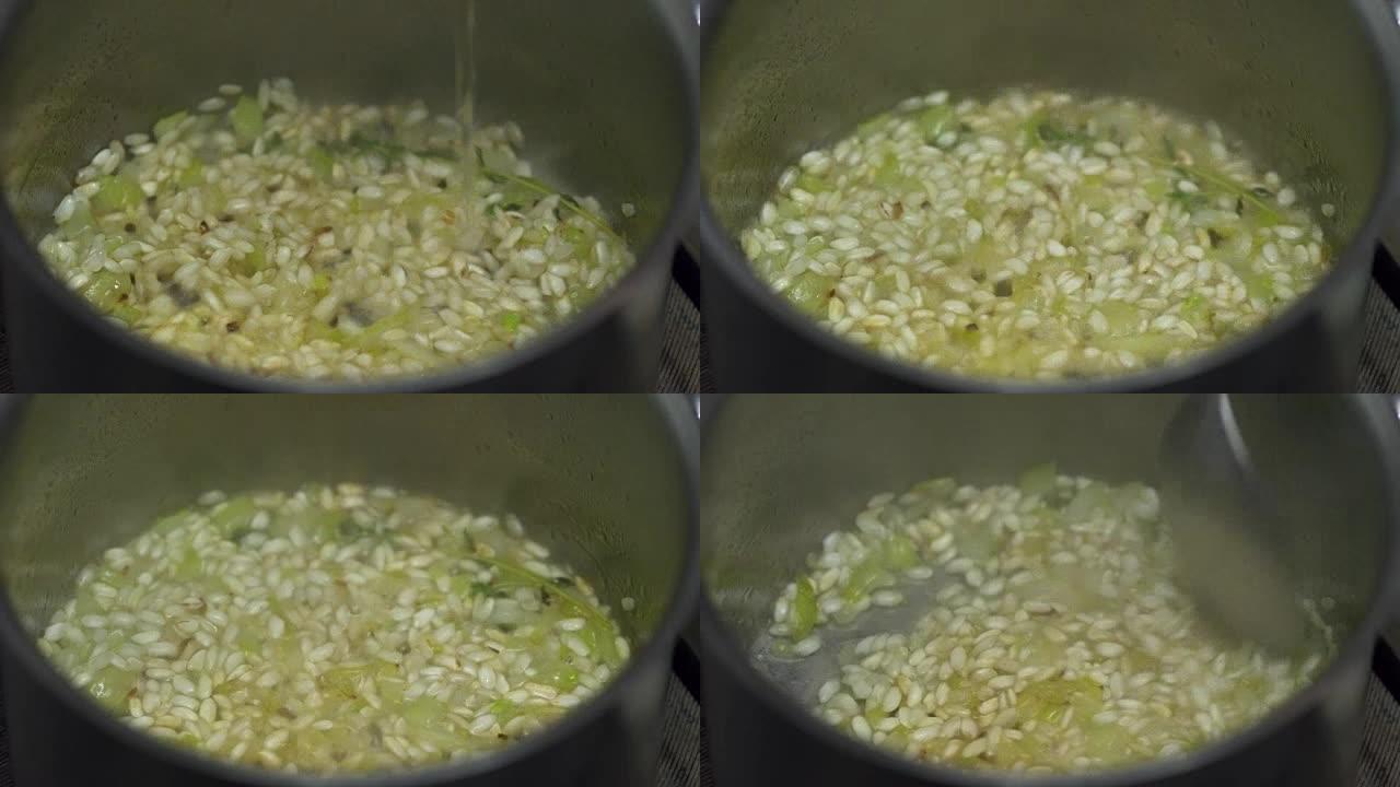 在米饭和洋葱煎锅中加水