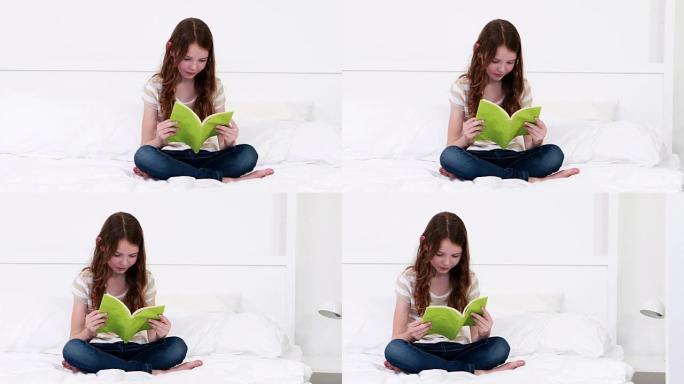 看书的可爱女孩