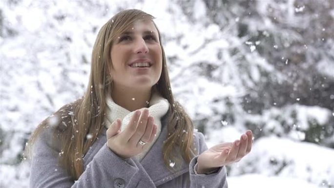慢动作: 雪花落在女人的手上