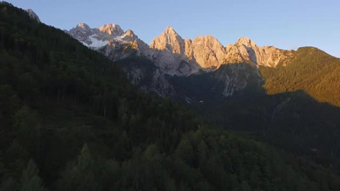 空中: 清晨的阳光照在欧洲阿尔卑斯山的落基山脉上