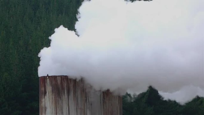 新西兰地热供暖厂烟囱冒出烟雾