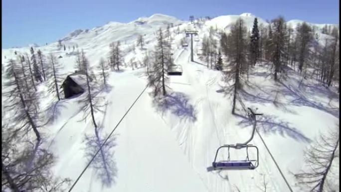 空中: 滑雪缆车上方