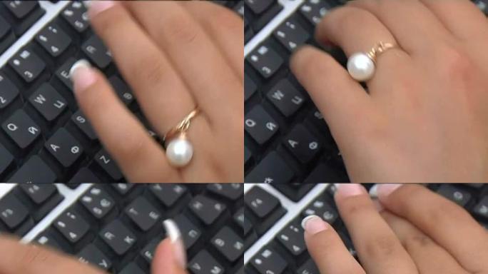 镶珍珠的金戒指