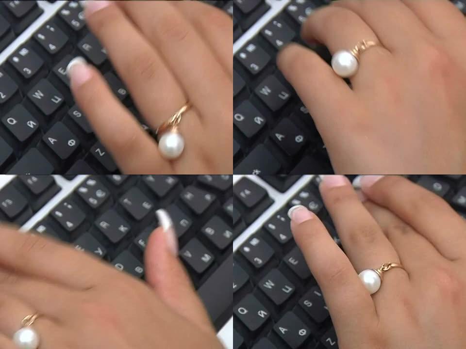 镶珍珠的金戒指