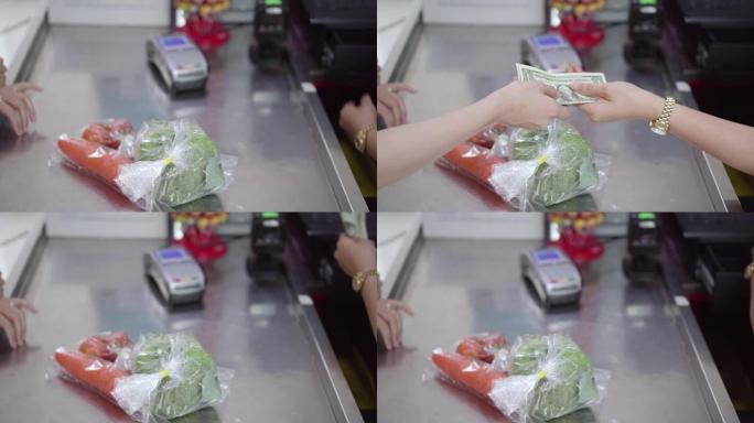 顾客在超市结账时支付购物费用; 慢动作。