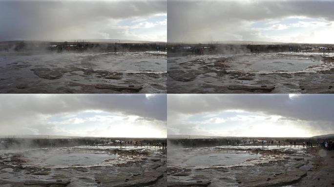 平移镜头: 冰岛Strokkur间歇泉的游客