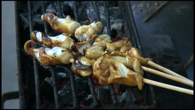 HD：食物准备：章鱼，卡拉马里，木炭烤架上的鱿鱼串