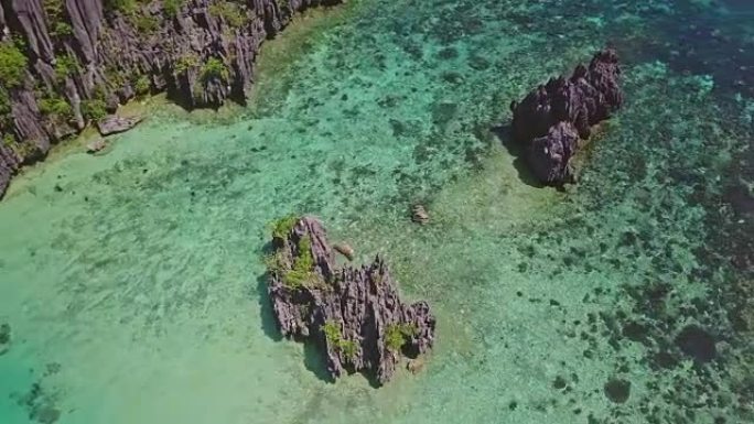 菲律宾巴拉望乌布贡岛美丽水域的旋转鸟瞰图