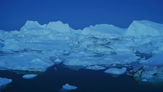 漂浮在格陵兰迪斯科湾的冰山