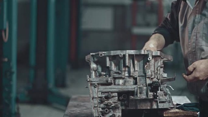 专业机械师修理无级变速器