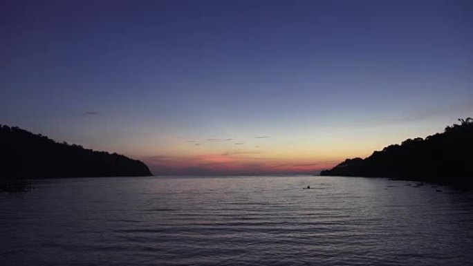 高清格式: 美丽的日落在海滩，惊人的颜色，光束通过云层闪耀在阿拉伯海湾海景，泰国。普吉海和海滩。