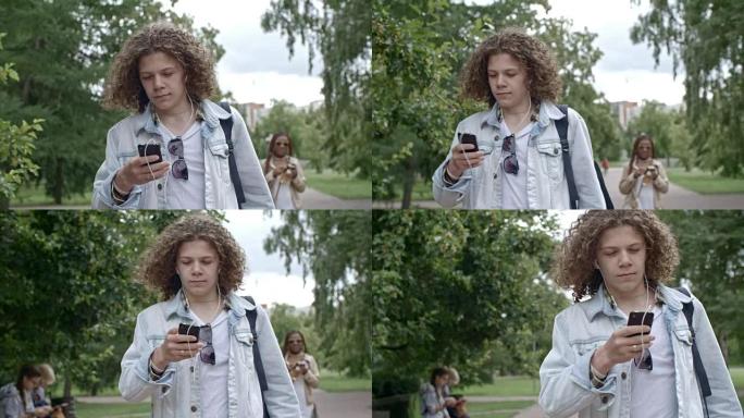 青少年在步行时听音乐和发短信