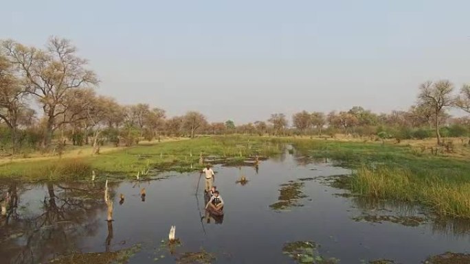 在奥卡夫戈三角洲乘坐传统独木舟的莫科洛游客鸟瞰图