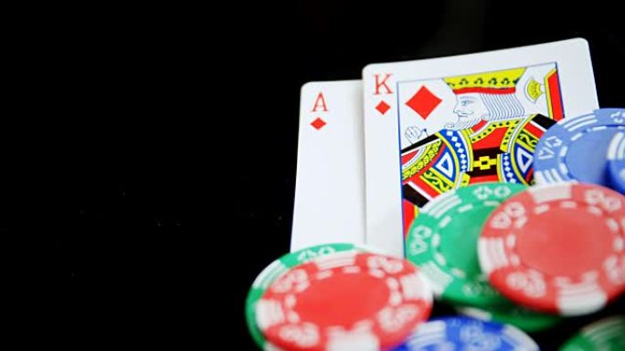 扑克牌桌上的扑克牌和赌场筹码4k