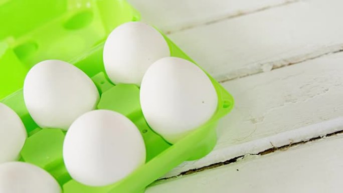 鸡蛋纸箱中的复活节白蛋特写