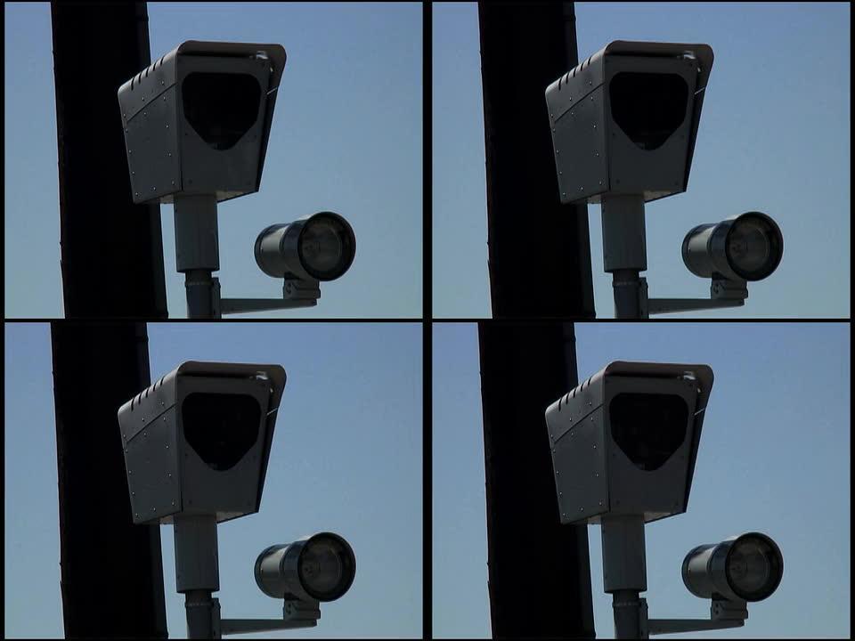 红灯交通监控摄像头反射的汽车