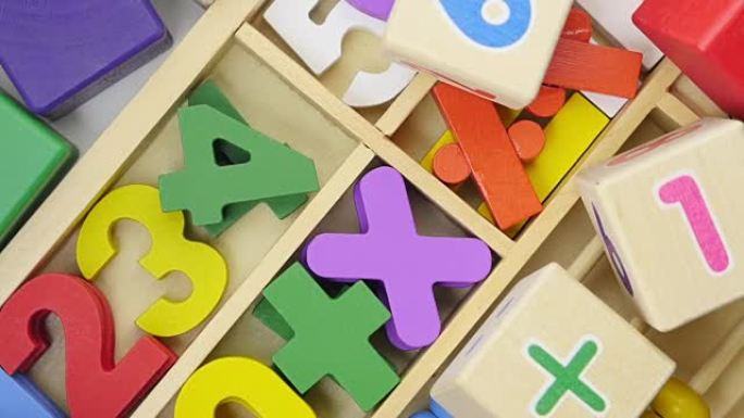 旋转多色玩具木制数字。