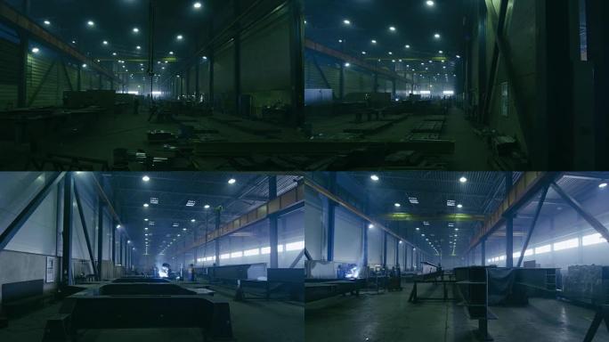一个重工业工厂的延时镜头，工人和飞舞的火花。