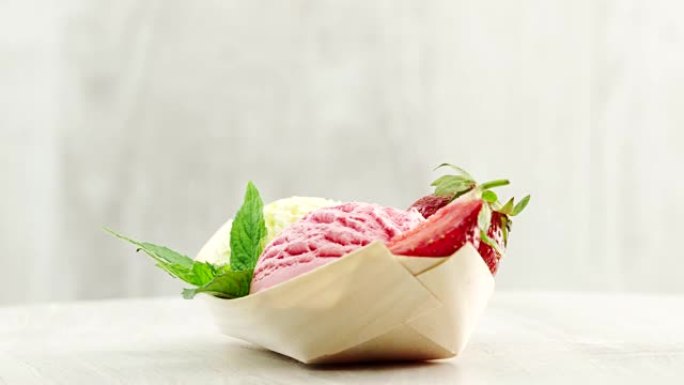 香草和草莓冰淇淋配以新鲜草莓和新鲜的曼塔