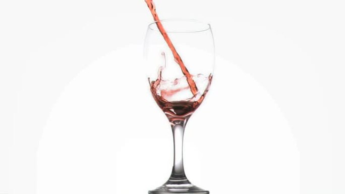 超级慢动作的红酒装满玻璃杯
