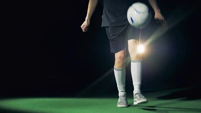 足球运动员的脚在运球。