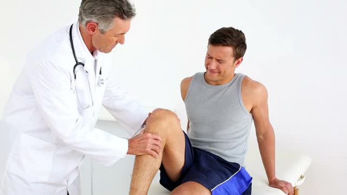 医生检查运动员受伤的膝盖