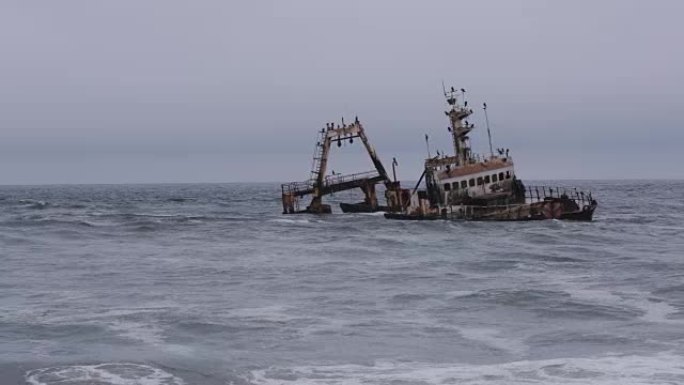 纳米比亚骨架海岸海浪冲刷沉船的4k视图