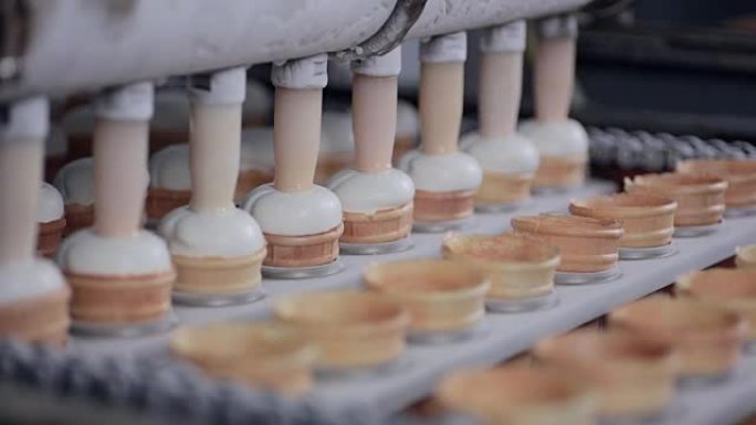 冰淇淋蛋筒的生产过程。高清。