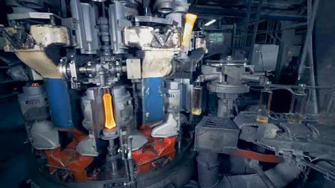 特殊的工厂设备生产玻璃瓶，将它们熔化成形状。4K。
