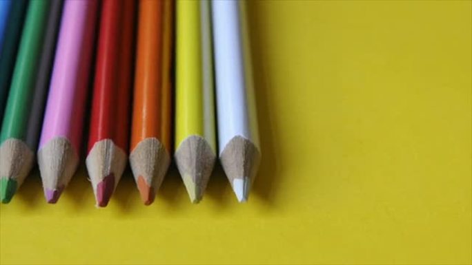 多莉：黄色纸上的彩色铅笔，小学教室
